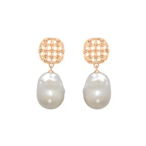 Elegant Baroque Pearl Earrings WE00431