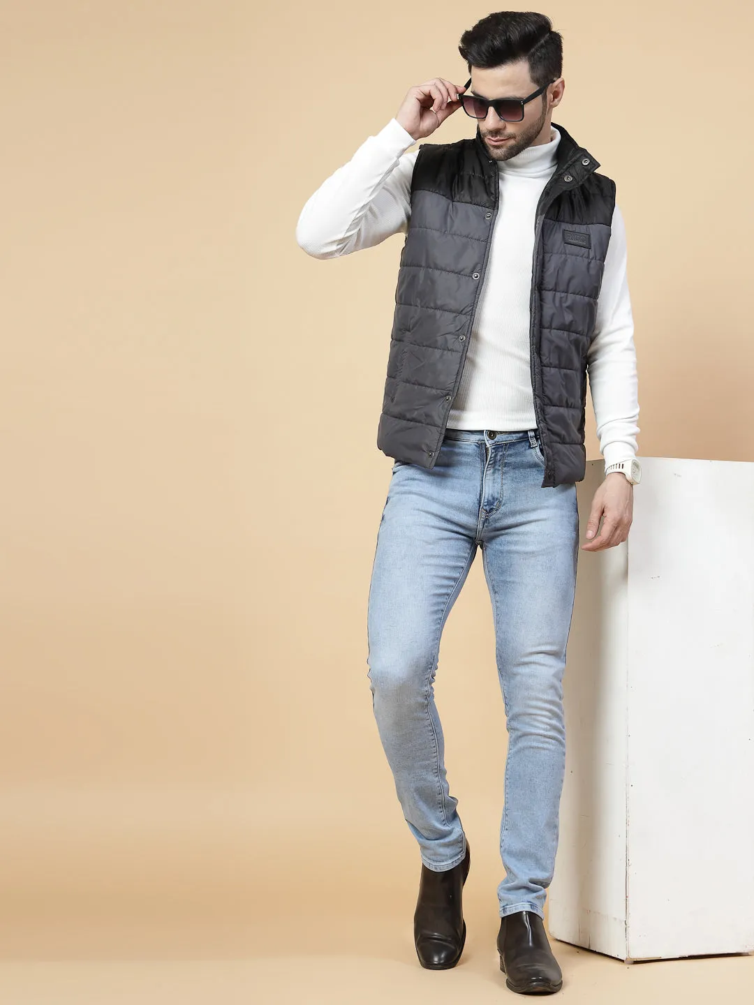 Men Colorblocked Sleeveless Puffer Jacket